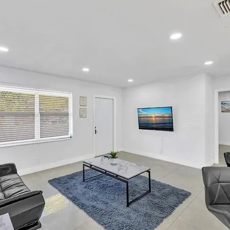 2 Bdrm Modern House Mins From Beach & Casino Hb1